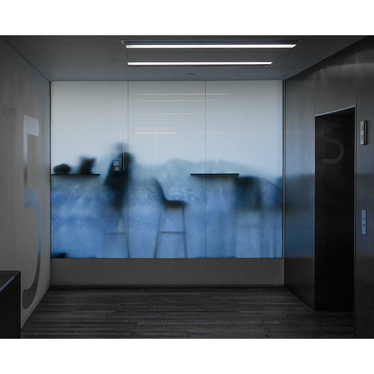 Film adhésif bleu ultra transparent pour décoration surface vitrée