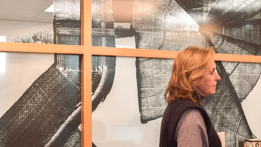 l'artiste se déplace dans le showroom
